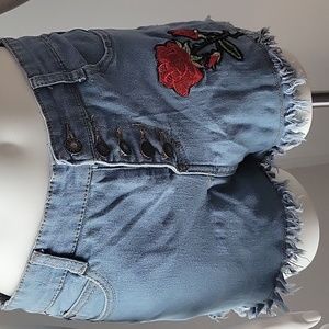 Ha Jeans Womans Sz XL Blue Jean Shorts Cut Offs Embroidered Rose 5 Pocket